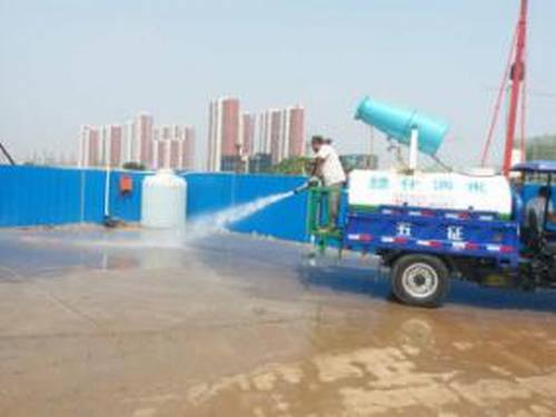 銅煤公司第十一項(xiàng)目部防塵治霾積極在行動(dòng)