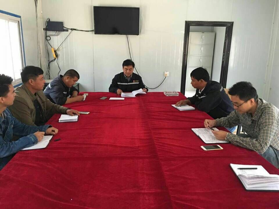 礦建二公司車村項(xiàng)目部黨支部組織學(xué)習(xí)寧董事長講話精神