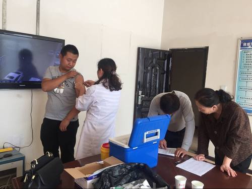 銅煤公司為一線員工免費(fèi)接種出血熱疫苗送健康到基層