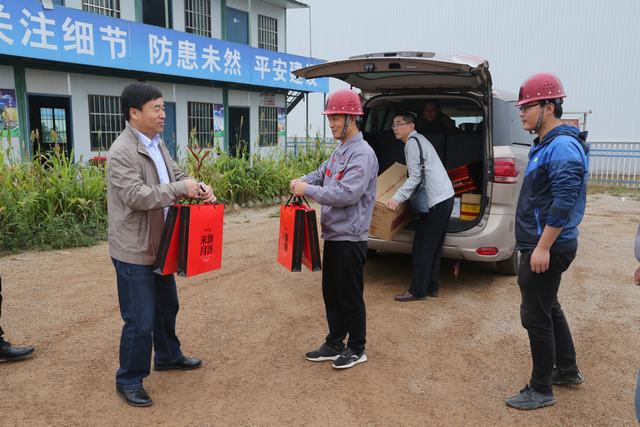 銅川分公司領(lǐng)導(dǎo)班子成員深入施工一線開展節(jié)日慰問