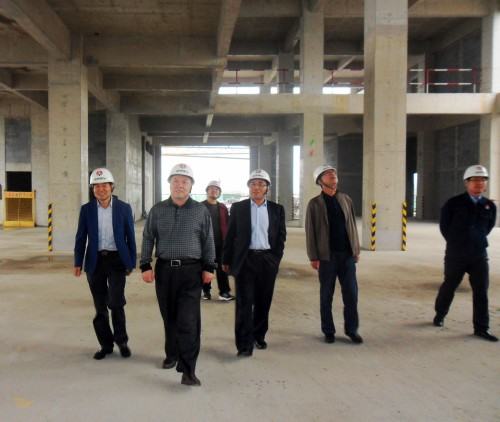 陜煤集團(tuán)總經(jīng)理助理、建設(shè)集團(tuán)聯(lián)合黨委書記、董事長寧興剛“雙節(jié)”期間深入澄合分公司中科遙感工地慰問施工一線的干部職工