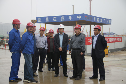 陜煤集團(tuán)總經(jīng)理助理、建設(shè)集團(tuán)聯(lián)合黨委書記、董事長寧興剛一行蒞臨天工公司陜煤研究院西安總部工地視察指導(dǎo)工作