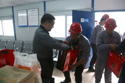 陜煤集團(tuán)總經(jīng)理助理、建設(shè)集團(tuán)聯(lián)合黨委書記、董事長寧興剛一行深入基層慰問一線員工