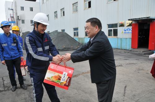 陜煤集團(tuán)總經(jīng)理助理、建設(shè)集團(tuán)聯(lián)合黨委書記、董事長寧興剛一行節(jié)日期間深入洗選煤運營公司基層慰問一線員工