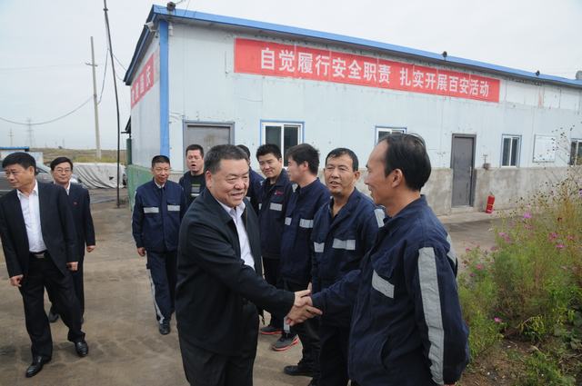 陜煤集團(tuán)總經(jīng)理助理、建設(shè)集團(tuán)聯(lián)合黨委書記、董事長寧興剛一行深入掘進(jìn)公司紅柳林項目部走訪慰問