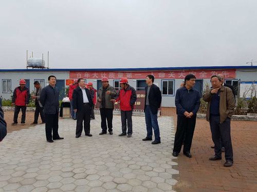 陜煤集團(tuán)總經(jīng)理助理、建設(shè)集團(tuán)聯(lián)合黨委書記、董事長寧興剛一行蒞臨韓城分公司榆北煤業(yè)公司小保當(dāng)?shù)V施工現(xiàn)場和大家一起過中秋