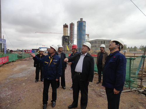 陜煤集團(tuán)總經(jīng)理助理、建設(shè)集團(tuán)聯(lián)合黨委書記、董事長寧興剛一行中秋節(jié)深入曹家灘項目工地視察慰問