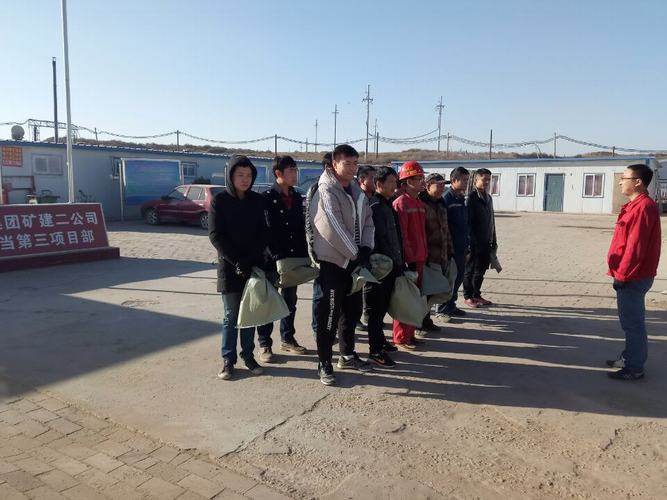 礦建二公司小保當(dāng)?shù)谌椖坎块_展撿垃圾環(huán)?；顒?></div>
                                <div   id=