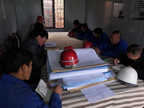 銅煤公司第五項(xiàng)目部組織員工“圍爐夜話”談學(xué)習(xí)十九大感受