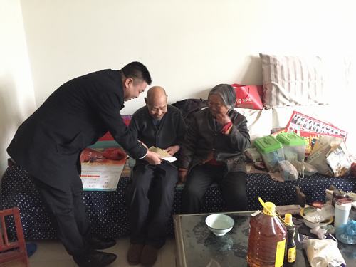 礦建二公司慰問困難職工，送去企業(yè)關(guān)愛