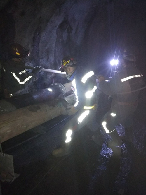 機(jī)電安裝公司檸條塔項(xiàng)目部水泵房排水管道安裝如火如荼