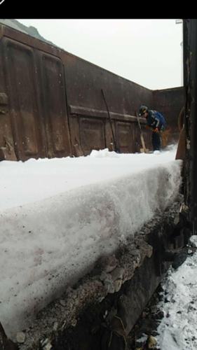 洗選煤運(yùn)營(yíng)公司檸條塔運(yùn)營(yíng)項(xiàng)目部鏟冰除雪攻堅(jiān)戰(zhàn)取得勝利