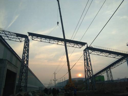 銅煤公司承建的美鑫氧化鋁1#、2#倉(cāng)庫(kù)工程桁架成功實(shí)現(xiàn)合攏施工
