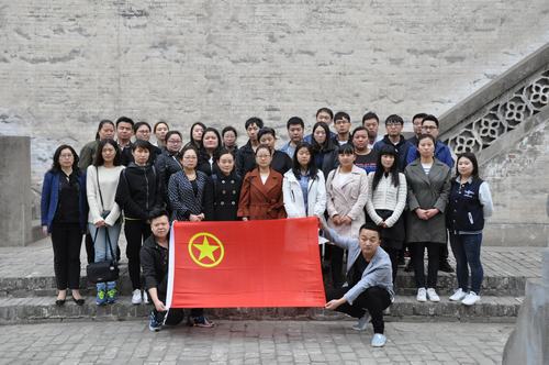 韓城分公司開展“緬懷革命先烈、弘揚(yáng)愛國主義精神”團(tuán)員青年掃墓活動