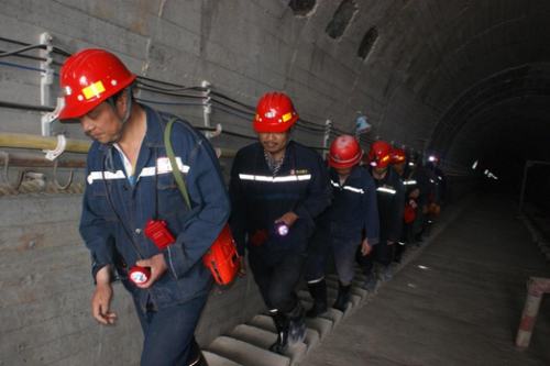 礦建二公司車村項(xiàng)目部開展礦井水災(zāi)應(yīng)急演練