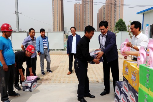 司正林一行看望慰問節(jié)日期間奮戰(zhàn)在施工一線的職工