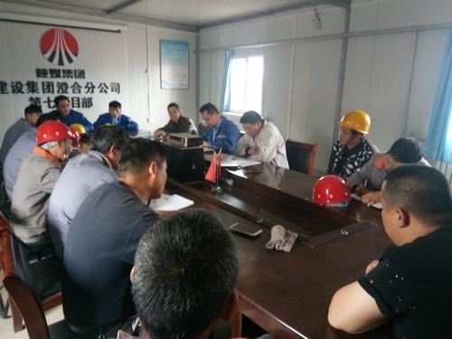 趕工期加班加點(diǎn) 干工作不等不靠