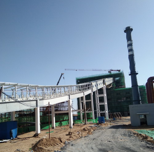 銅川分公司順利完成小保當(dāng)原煤倉至預(yù)先篩分破碎車間1號(hào)帶式輸送機(jī)棧橋吊裝任務(wù)