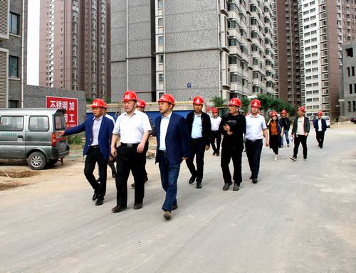 寧興剛、王明智一行深入銅煤1#、2#住宅小區(qū)施工現(xiàn)場調(diào)研指導(dǎo)工作