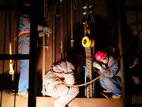 陜煤建設(shè)機(jī)電安裝公司酒鋼項(xiàng)目部“快、準(zhǔn)、穩(wěn)”調(diào)試罐籠記