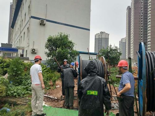 陜煤建設(shè)銅煤公司第十二項(xiàng)目部冒雨搶工期