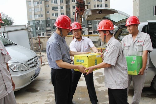 公司領(lǐng)導(dǎo)開(kāi)展“送清涼”活動(dòng)