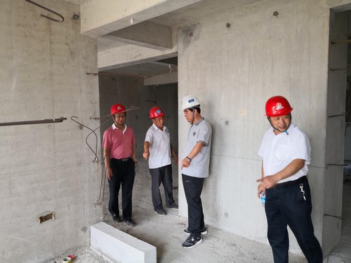 銅川礦業(yè)公司副總工程師郭全營一行蒞臨銅煤2#紫藤園工地檢查指導工作