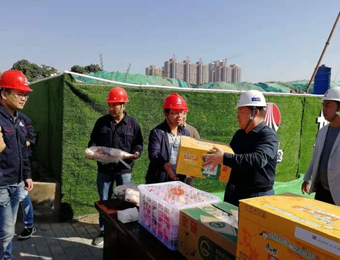 寧興剛深入渭南片區(qū)工地慰問(wèn)走訪施工一線職工