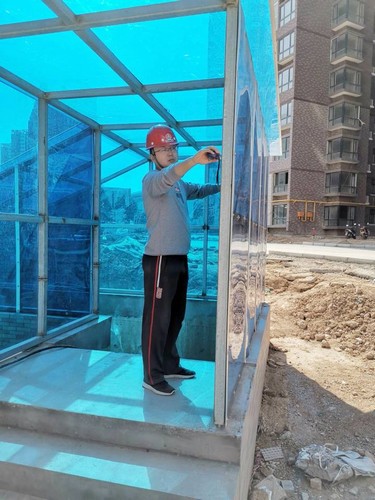 風吹浪打揉不碎，寒來暑往見精神