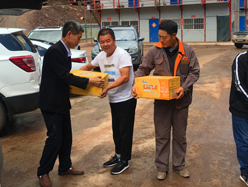 深入一線送清涼  企業(yè)關懷記心上
