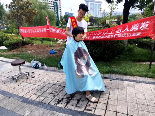 陜煤建設(shè)公司：社區(qū)來了義務(wù)理發(fā)隊(duì)　免費(fèi)理發(fā)暖人心