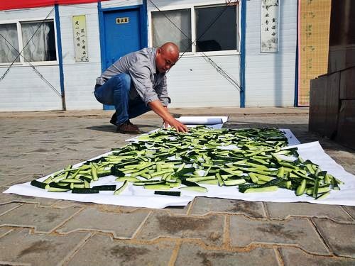 陜煤建設(shè)澄合分公司第十二項目部改善職工伙食從腌制咸菜做起