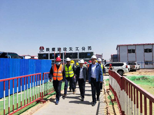 榆林化學(xué)公司董事長宋世杰蒞臨天工公司1、2#宿舍檢查指導(dǎo)工作