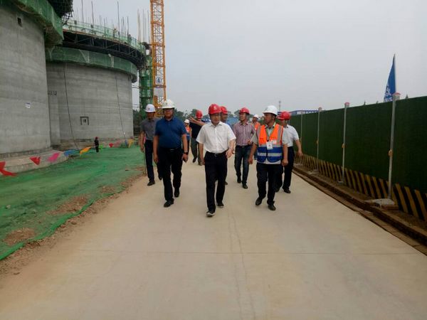 中儲糧西安分公司總經(jīng)理戴中文、新建項目領(lǐng)導(dǎo)小組組長王錄印蒞臨天工公司承建的中儲糧淺圓倉工地檢查指導(dǎo)工作
