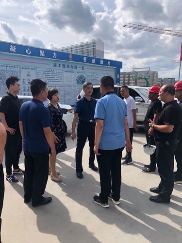 靖邊縣副縣長(zhǎng)苗立群一行蒞臨陜煤建設(shè)銅煤公司第一項(xiàng)目部承建的金地華府工程檢查指導(dǎo)工作
