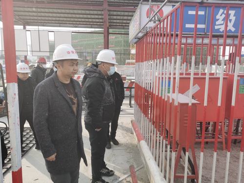張掖市經(jīng)開區(qū)住建局、質(zhì)檢站領(lǐng)導(dǎo)蒞臨張掖潤(rùn)泉瑞苑項(xiàng)目部檢查指導(dǎo)工作