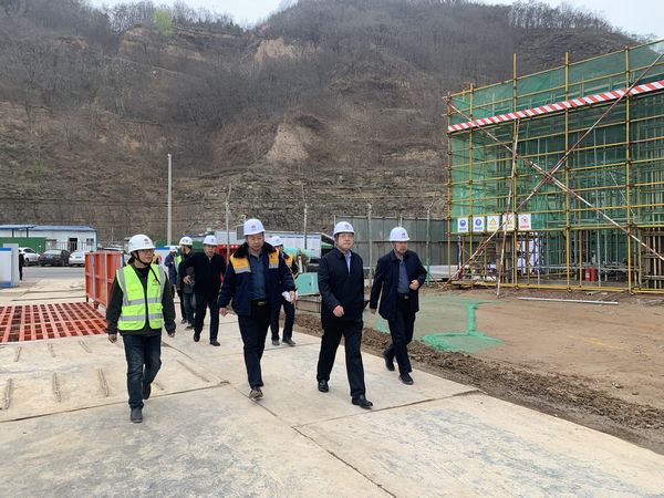 陜西彬長集團(tuán)有限公司董事長、黨委書記一行蒞臨陜煤建設(shè)天工公司承建的儲煤倉工地檢查指導(dǎo)工作
