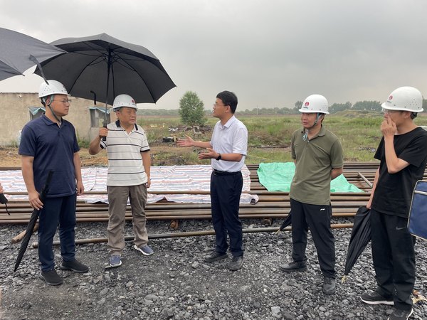 西安鐵路監(jiān)管局、陜西省交通廳檢查組一行蒞臨靖神鐵路孟紅聯(lián)絡(luò)線王則灣大橋調(diào)研指導(dǎo)工作