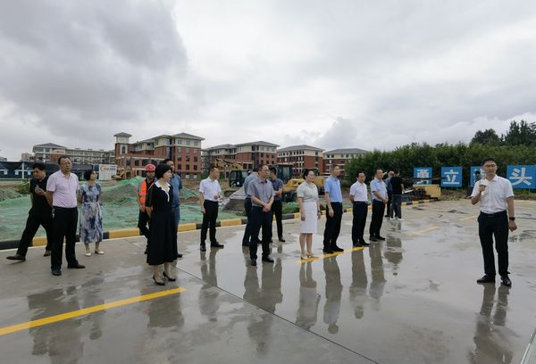 漢陰縣縣委書記劉飛霞一行蒞臨漢陰縣實驗中學(xué) 二期建設(shè)工程項目現(xiàn)場調(diào)研指導(dǎo)工作