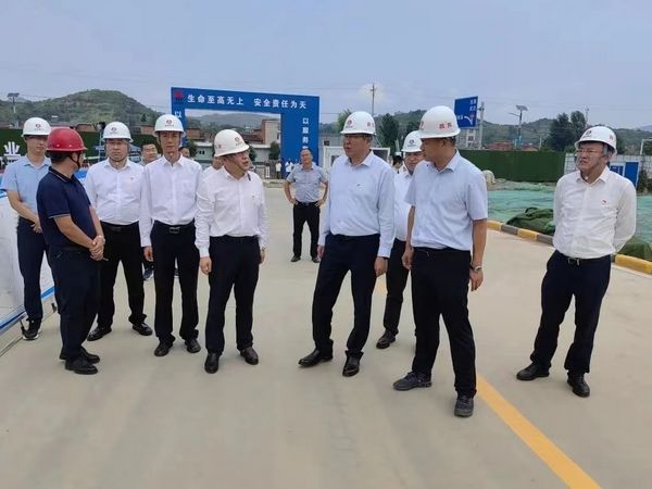 陜煤集團黨委副書記張海泉一行蒞臨漢陰實驗中學(xué)項目檢查指導(dǎo)工作