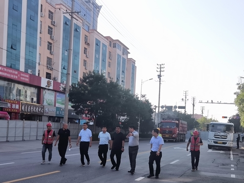 榆林市住建局黨組書記、局長紀(jì)磊一行蒞臨上郡北路道路綜合整治提升工程檢查指導(dǎo)工作