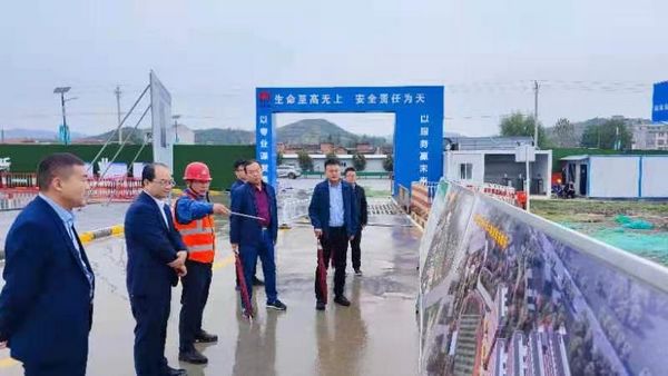 陜煤集團(tuán)紀(jì)檢監(jiān)察三室主任楊勝利、鄉(xiāng)村振興辦副主任楊偉一行到陜煤建設(shè)天工公司承建的漢陰實(shí)驗(yàn)中學(xué)項(xiàng)目檢查指導(dǎo)工作
