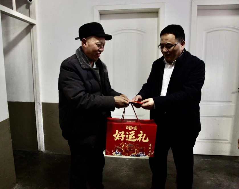 陜煤建設領導節(jié)前赴鄉(xiāng)村振興幫扶定點村開展走訪慰問活動