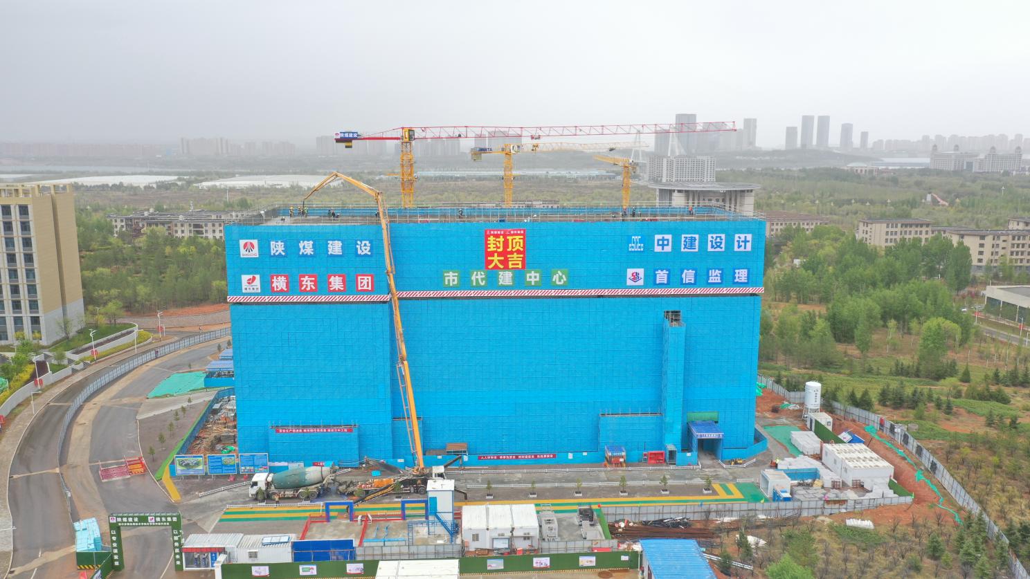 陜煤建設(shè)內(nèi)蒙古分公司：鄂爾多斯應(yīng)用技術(shù)學(xué)院實(shí)驗(yàn)樓主體結(jié)構(gòu)封頂，項(xiàng)目建設(shè)進(jìn)入新階段