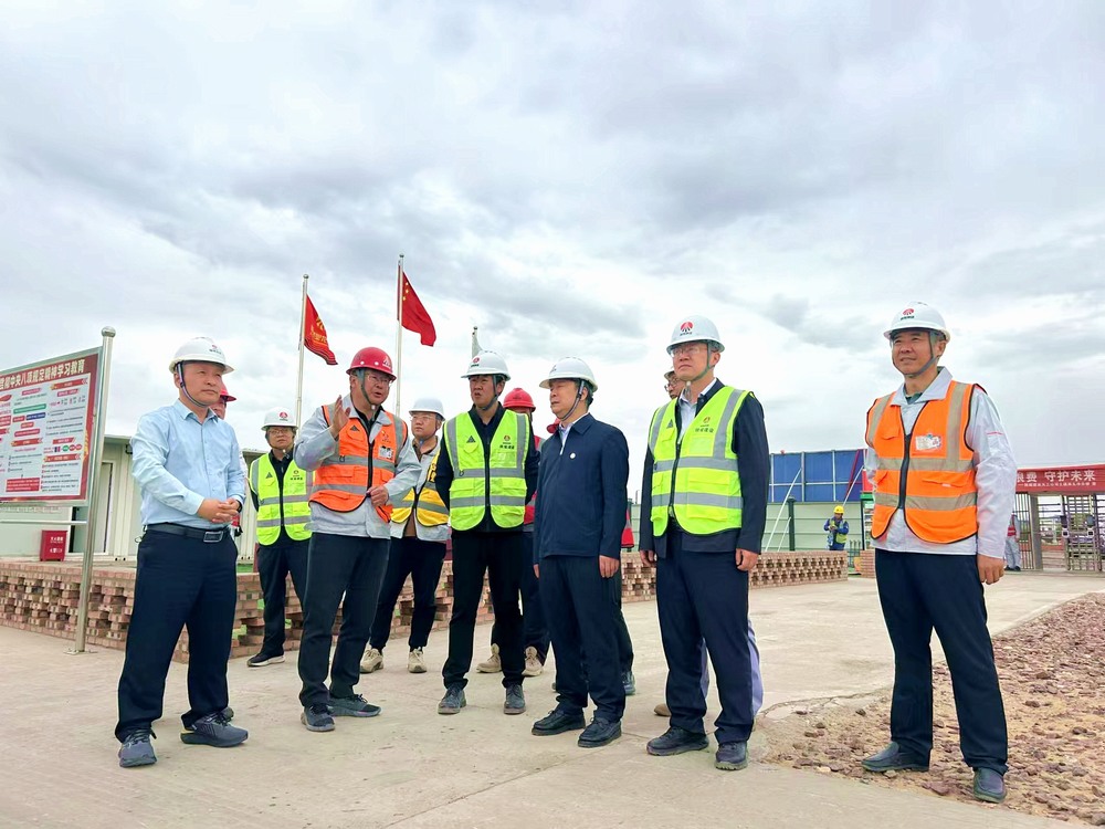 陜煤集團(tuán)工程總監(jiān)、基本建設(shè)管理部總經(jīng)理李仰東深入榆林化學(xué)二期項(xiàng)目檢查指導(dǎo)