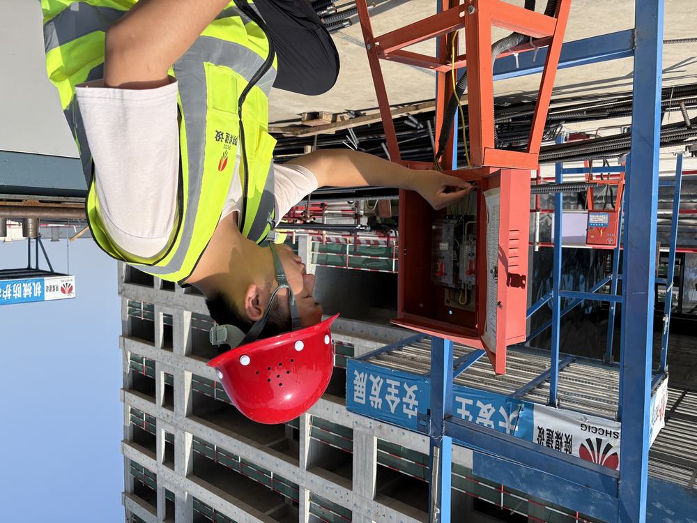 陜煤建設(shè)天工公司的 520 硬核告白：安全帽作玫瑰，卷尺圖紙寫情詩