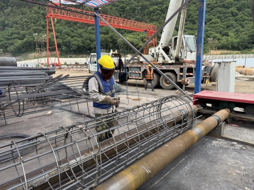 陜煤建設銅煤公司：黃陵店頭電廠二期建設者迎“烤”驗，千根樁基提前拔地而起