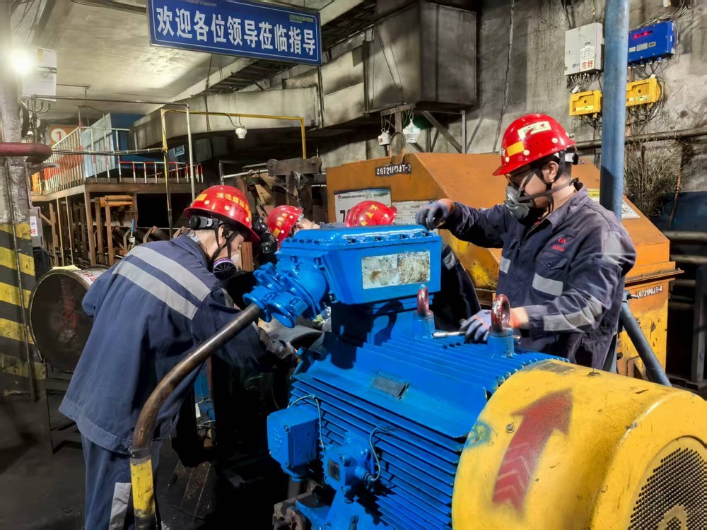 陜煤建設(shè)洗選煤運(yùn)營公司檸條塔運(yùn)營項目部：汗水浸透工裝色，高溫檢修護(hù)生產(chǎn)