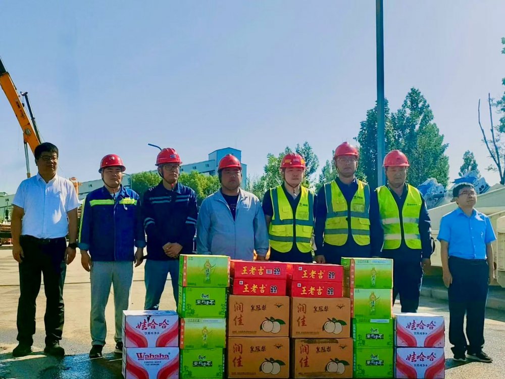 小保當?shù)V業(yè)有限公司總經(jīng)理薛曉強深入陜煤建設機電安裝公司施工現(xiàn)場慰問考察