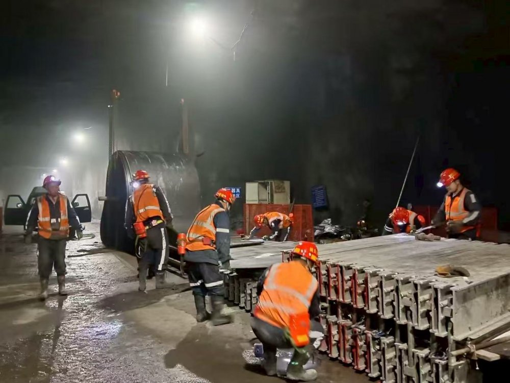 陜煤建設(shè)機(jī)電安裝公司：紅柳林礦業(yè)主運二部膠帶接頭硫化圓滿完成